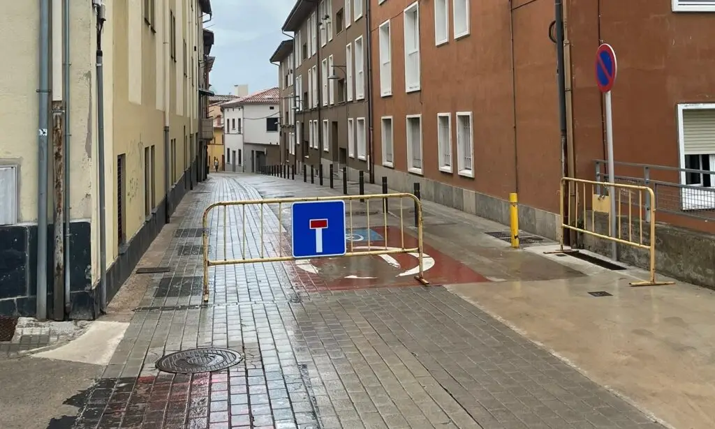 Carrer tallat per les obres de la xarxa de calor.
