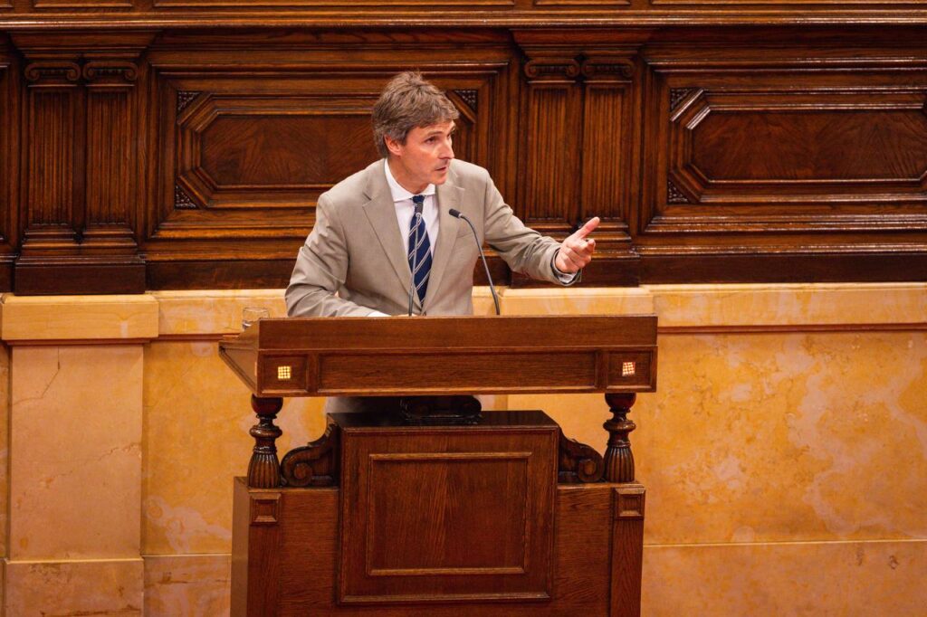Salvador Vergés al Ple del Parlament.